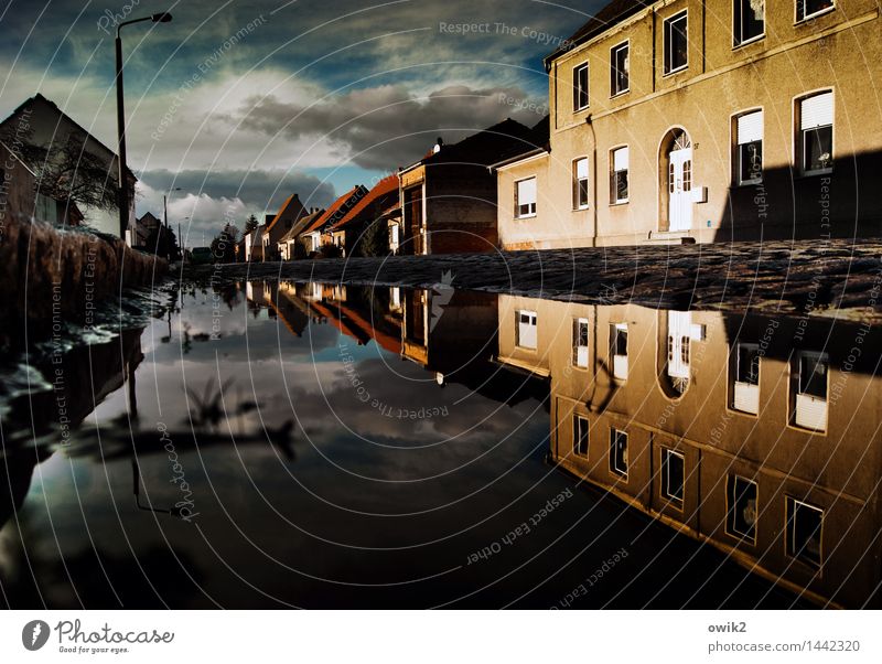 Kleine Welt Laternenpfahl Straßenbeleuchtung Urelemente Wasser Himmel Wolken Horizont Schönes Wetter Pfütze Landkreis Teltow-Fläming Deutschland Dorf Skyline