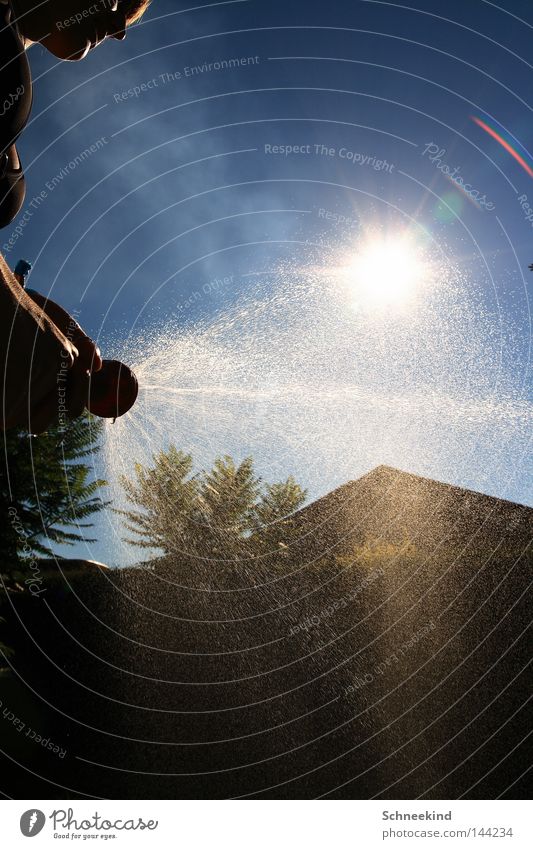 Sonnenguss Sommer Garten Schlauch Gartenschlauch Frau Dame kühlen kalt Physik heiß Schatten Bikini Bauch Beine Hand Nieselregen Wasser Trinkwasser Pause