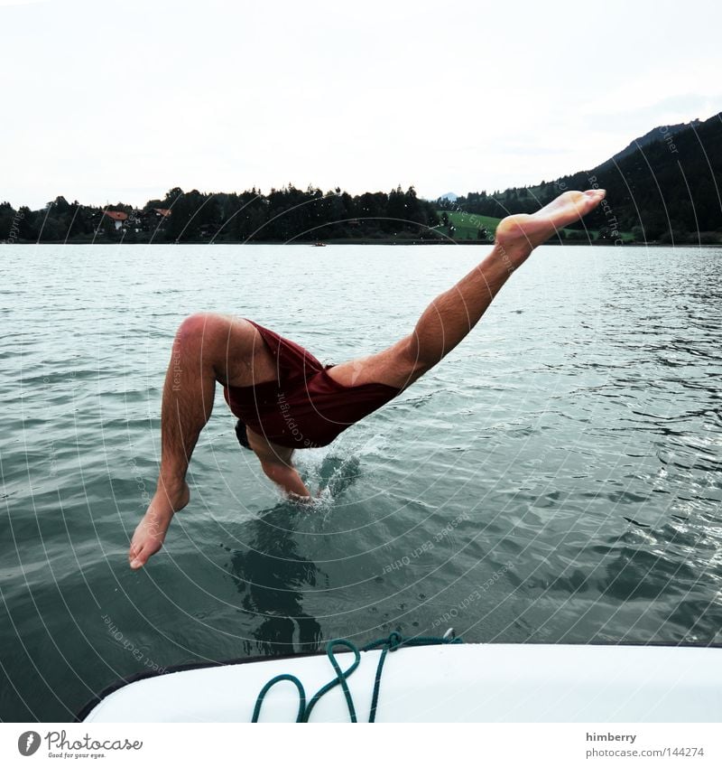 touchdown Misserfolg Kopfsprung kalt frisch tauchen Hals über Kopf Gebirgssee See Jugendliche Erfrischung Tretboot Wasserfahrzeug Segelboot Schwimmbad