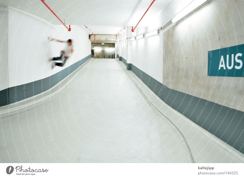 aussteiger Parkhaus Rampe Straße Wege & Pfade U-Bahn Linie S-Bahn Orientierung Mann Mensch springen Freude Freestyle Salto Misserfolg Lifestyle Leitsystem Beton