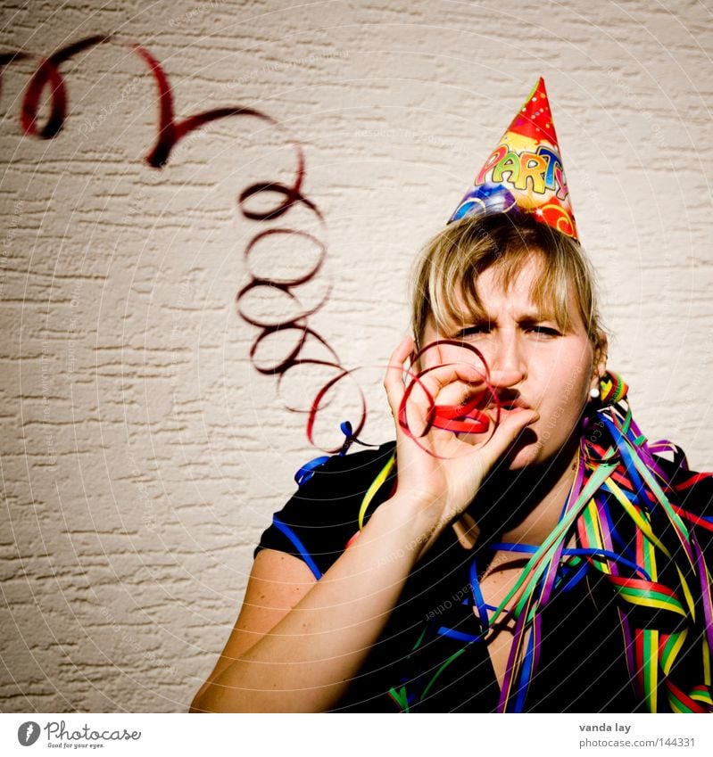 ...von hinten an die Schultern... Party Geburtstag Luftschlangen Hut Frau blond blasen Karneval Laune gut Silvester u. Neujahr Freude Feste & Feiern jek Leben