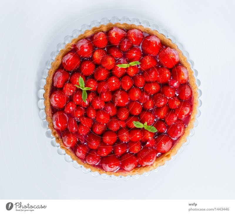 Erdbeerkuchen mit Minze weiß isoliert Kuchen Dessert Essen Erdbeeren Backwaren klassisch Tortenguss Biskuit Freisteller Vogelperspektive Hintergrund neutral