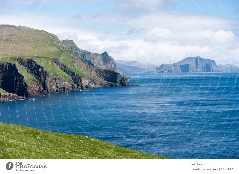 Landschaft auf den Färöern schön Meer Insel Gras Wiese Felsen Fluss Føroyar Stein Wasser blau grün Gefühle Abenteuer intensiv dramatisch Stimmung positiv