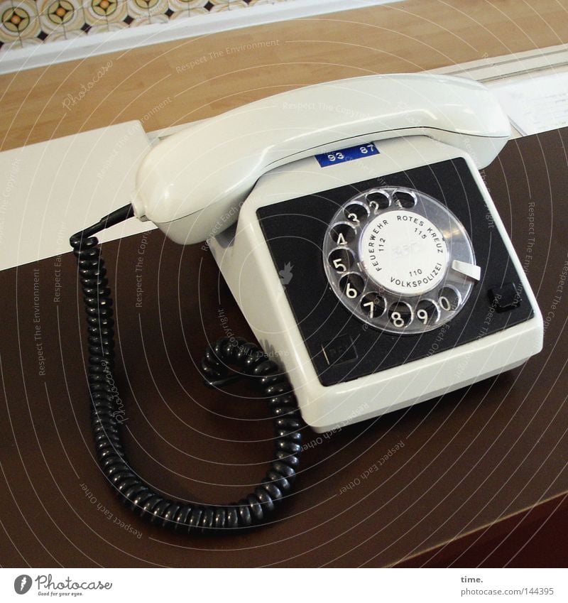 Völkerverständigungsvorrichtung Stil Tisch Telefon Kabel Ziffern & Zahlen alt historisch braun Telefonhörer Tischtelefon DDR Furnier Farbfoto Gedeckte Farben