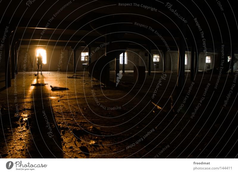 schattenwerfer Fenster vergilbt leer Putz Verfall Schatten Licht Mörtel verfallen kaputt gefährlich unheimlich dunkel geisterhaft dreckig Blick Wand Haus