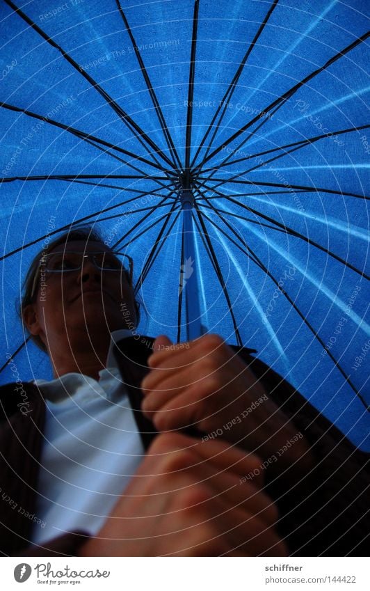 ...und der Himmel war doch blau! Frau Fräulein Regenschirm Sonnenschirm Tiefdruckgebiet festhalten nass feucht strahlend Hand Brille T-Shirt Gewitter Ulrike