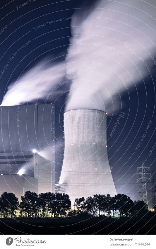 Ein Kraftwerk bei Nacht dampf Kühlturm Stromkraftwerke Energiewirtschaft Klimawandel Industrieanlage Wasserdampf