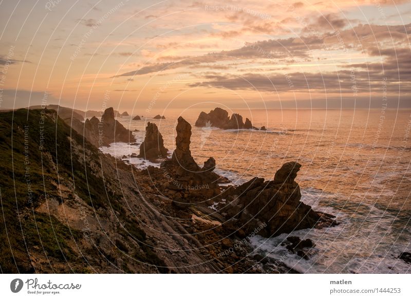 steile Küste Landschaft Wasser Himmel Wolken Horizont Sonnenaufgang Sonnenuntergang Wetter Schönes Wetter Felsen Wellen Strand Riff Meer gigantisch blau braun