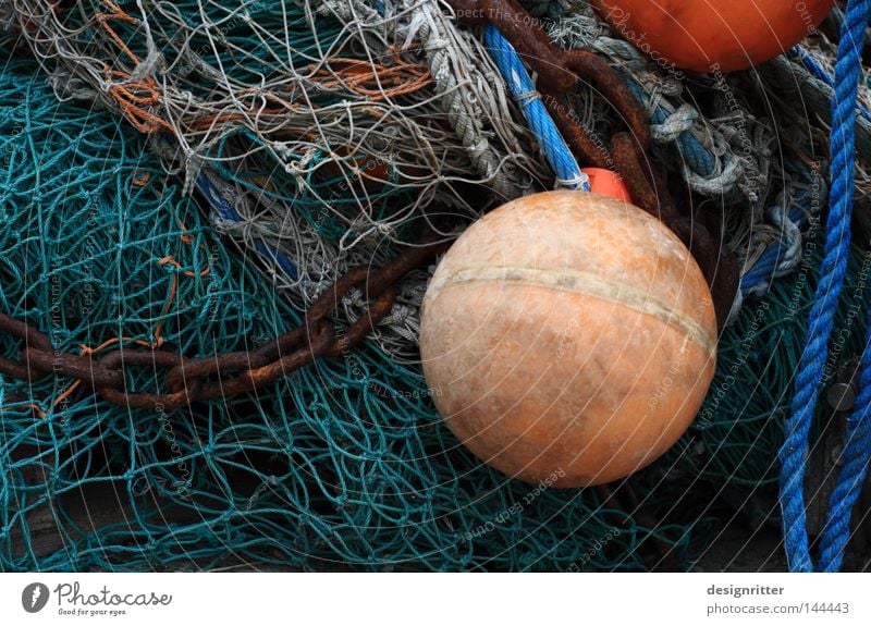 vernetzt Meer See Ostsee maritim Haufen Stapel Fischernetz Fischkonserve Fischerboot Angeln Fischereiwirtschaft Boje Kette Hafen Fischereihafen Geruch