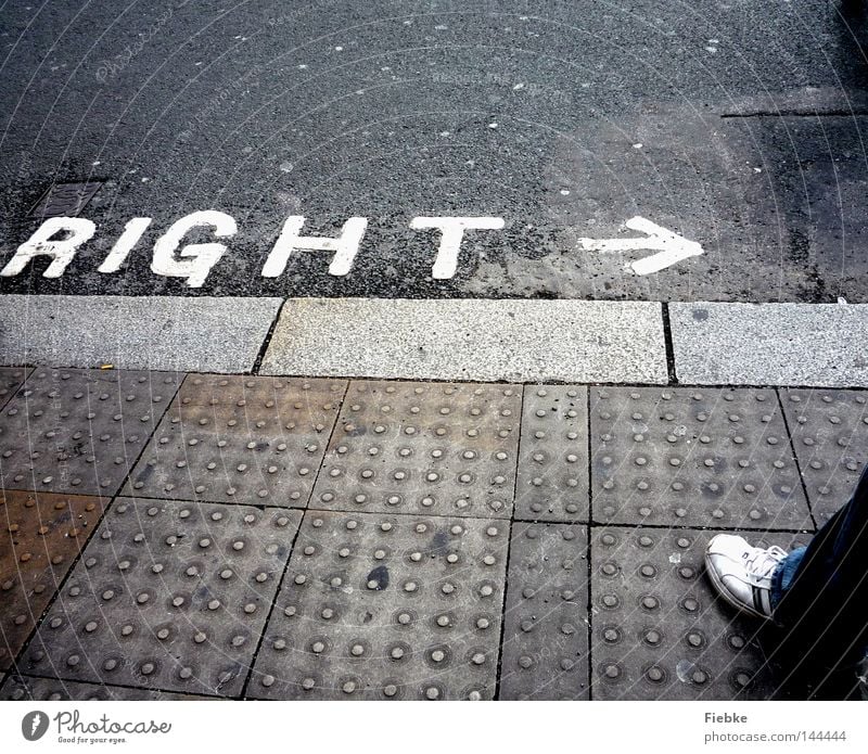 look right Pfeil Bodenbelag Straße Verkehr Stadt grau Schilder & Markierungen abbiegen verloren Wege & Pfade Wegweiser zeigen Navigation Hinweisschild