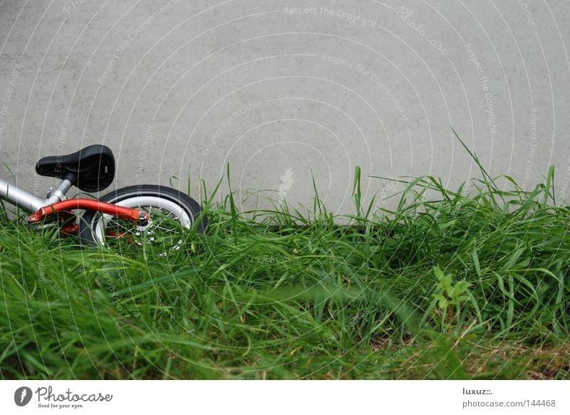 Laufrad Laufrad Mobilität Mitgefühl Fahrrad fahren Verteuerung Trauer ökologisch trotzig Beton Müdigkeit Spielen Verkehrswege autofrei lauflernrad Traurigkeit