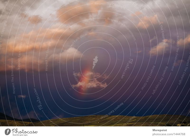 Ein Teil des Regenbogens am Himmel Farbfoto bunt Farbe farbenfroh Landschaft Horizont purpur Wolken mehrfarbig Hügel Außenaufnahme Natur Schönes Wetter Sommer