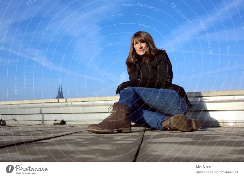 über den dächern von köln Lifestyle feminin Frau Erwachsene Leben Himmel Schönes Wetter Stadt Gebäude Dach Wahrzeichen Mode Jeanshose Handschuhe Schuhe Stiefel