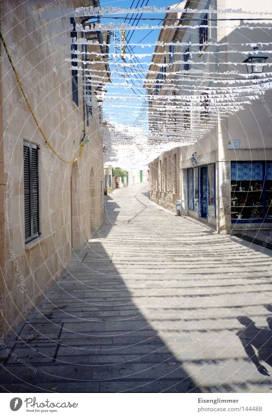 Siesta Erholung Sommer Haus Mensch Mann Erwachsene Himmel Wärme Bauwerk Architektur Wege & Pfade schwarz Spanien Europa Mittelmeer Mallorca Reisefotografie