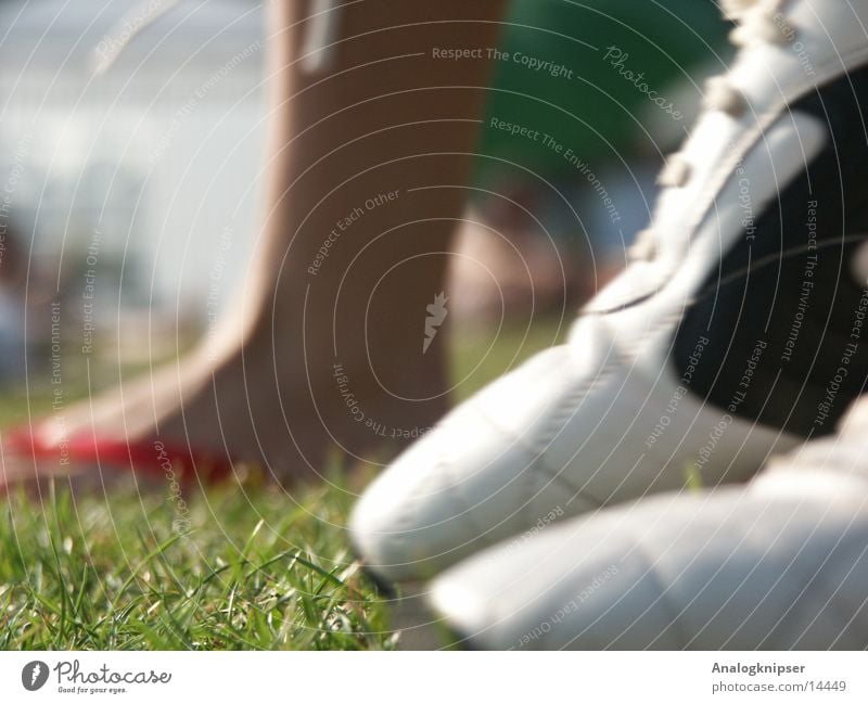 Sportfuß Schuhe Turnschuh Flipflops Gras Sommer Makroaufnahme Nahaufnahme Fuß Beine Sonne