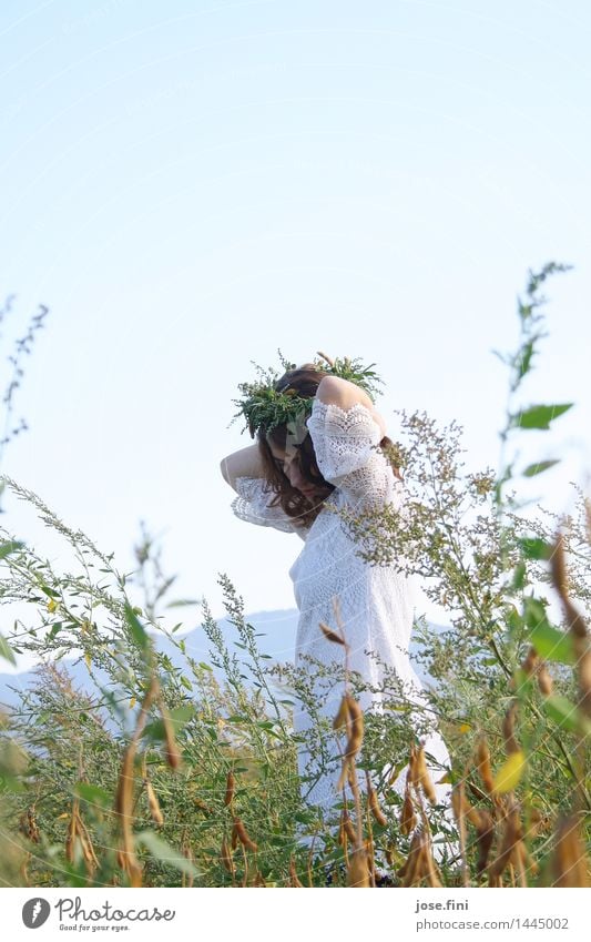 Tanzen mit den Pflanzen schön feminin Mädchen Junge Frau Jugendliche Natur Landschaft Wolkenloser Himmel Frühling Sommer Schönes Wetter Feld Kranz Locken