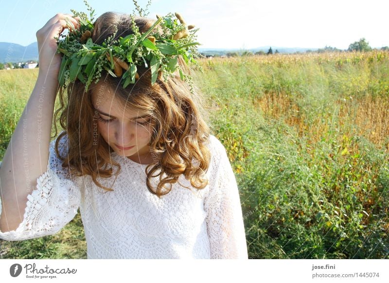 Wiesenkönigin Glück feminin Kind Mädchen Junge Frau Jugendliche Natur Landschaft Schönes Wetter Pflanze Feld Kranz Blumenkranz Locken Denken träumen frisch