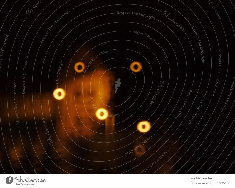 Kleinstadtlichter abstrakt Nacht Licht Unschärfe Haus träumen dunkel historisch gelb Nachtaufnahme unklar orange Unschärferinge Spiegellinsenobjektiv (Effekt)