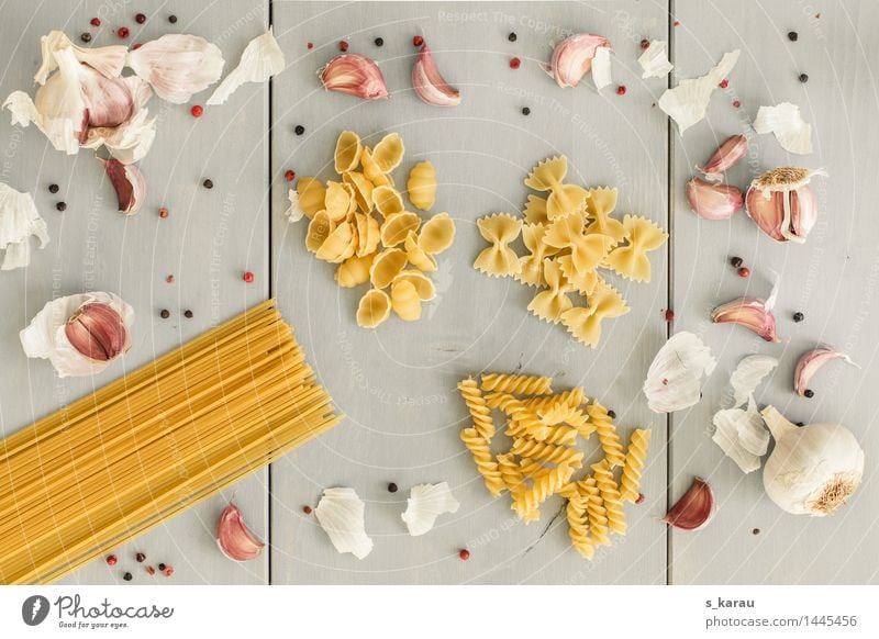 Pasta Lebensmittel Nudeln Ernährung Mittagessen Abendessen gelb grau genießen Farfalle Knoblauch Knoblauchzehe Essen Pfeffer Spaghetti Kräuter & Gewürze