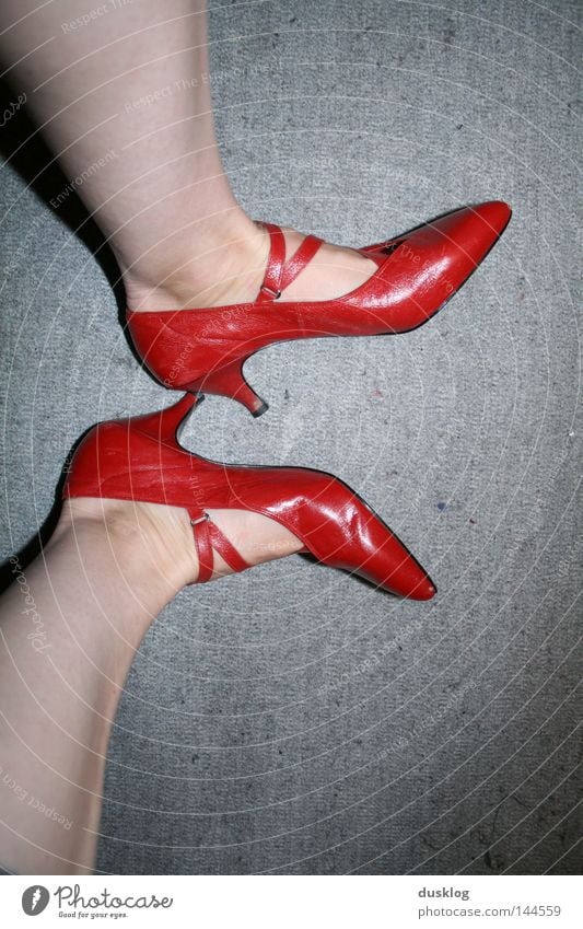 red shoes Farbfoto Innenaufnahme Nahaufnahme Abend Nacht Kunstlicht Blick nach unten Reichtum elegant Freude Haut Tanzen Feste & Feiern