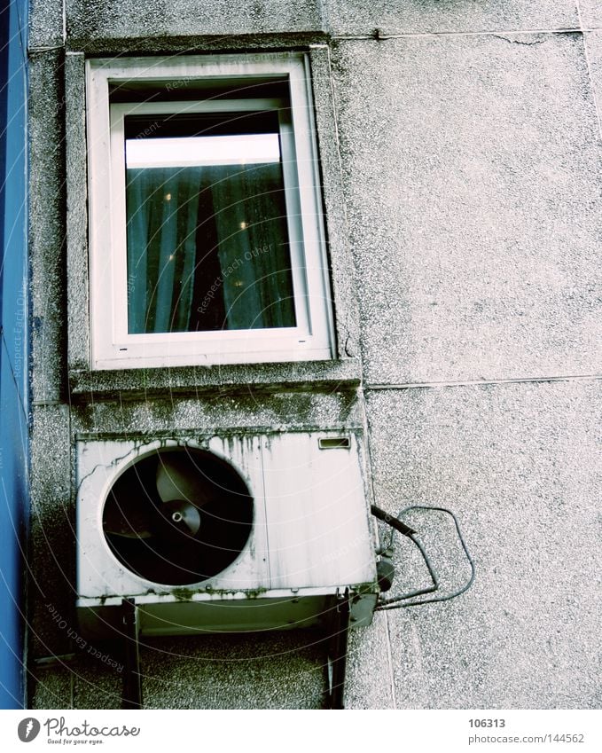 sick city Haus Stadt Fassade Fenster Verkehrswege alt dreckig blau Müll Lüftung Schacht Am Rand Bremen Klimaanlage Wärme Sommerurlaub kaputt Klimaschutz