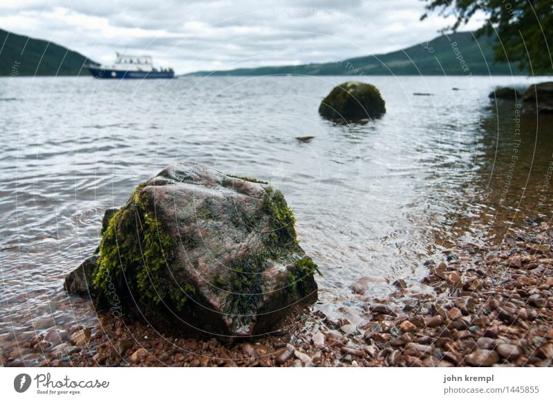 Nessiteras rhombopteryx Natur Wolken schlechtes Wetter Felsen Küste Seeufer Insel Loch Ness Schottland Binnenschifffahrt Passagierschiff Bekanntheit dunkel