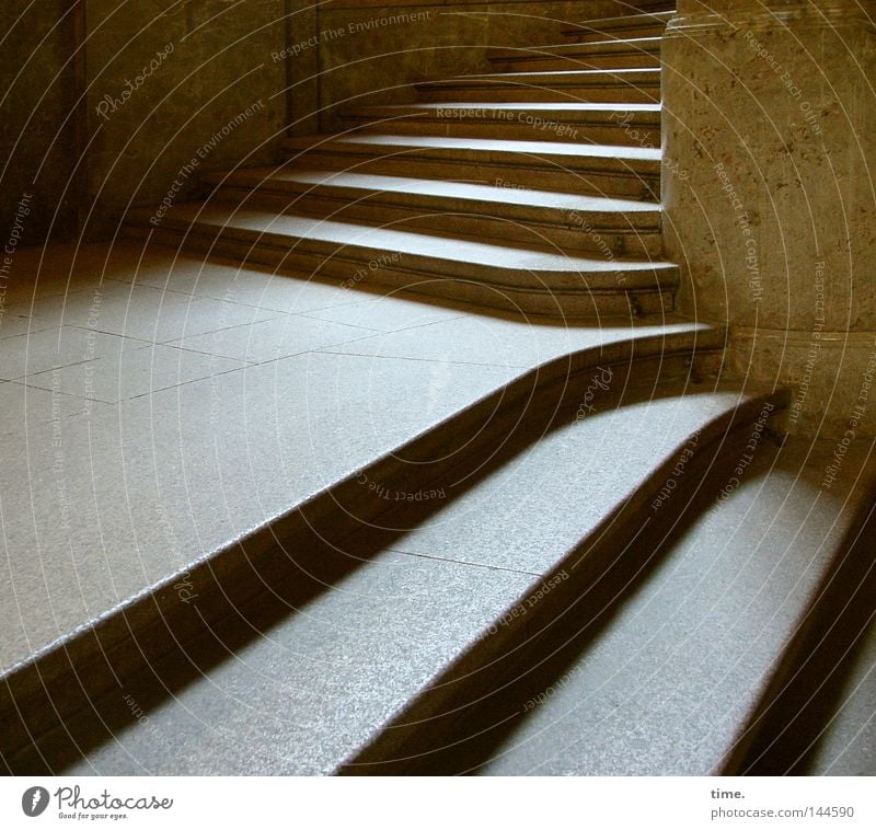 Stufen der Entscheidung Bauwerk Treppe Stein hell hoch oben rein abwärts tief Treppenabsatz aufwärts Wende Farbfoto Gedeckte Farben Innenaufnahme Menschenleer