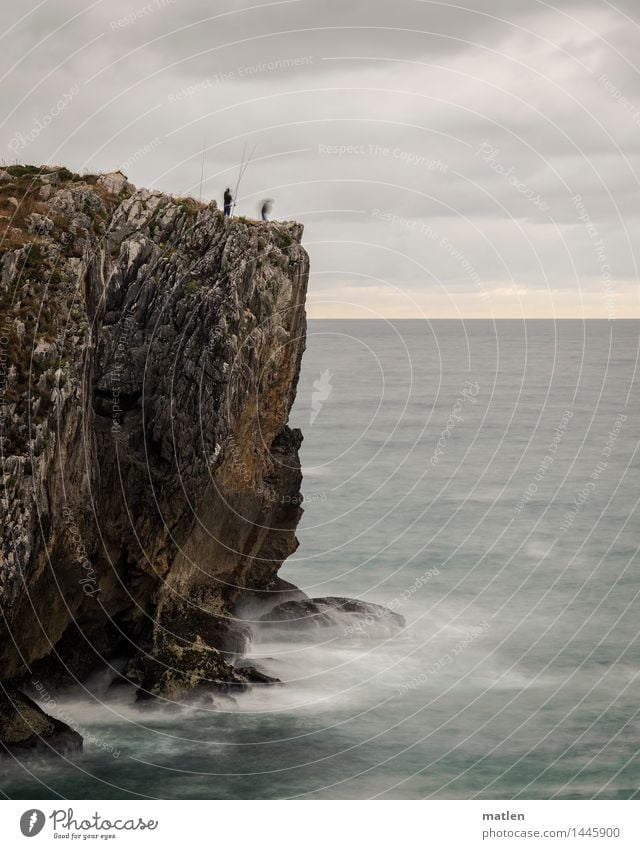 lange Leine Mensch 2 Natur Landschaft Wasser Himmel Wolken Horizont Wetter schlechtes Wetter Felsen Wellen Küste Meer blau braun grün weiß steil Schlucht Angeln