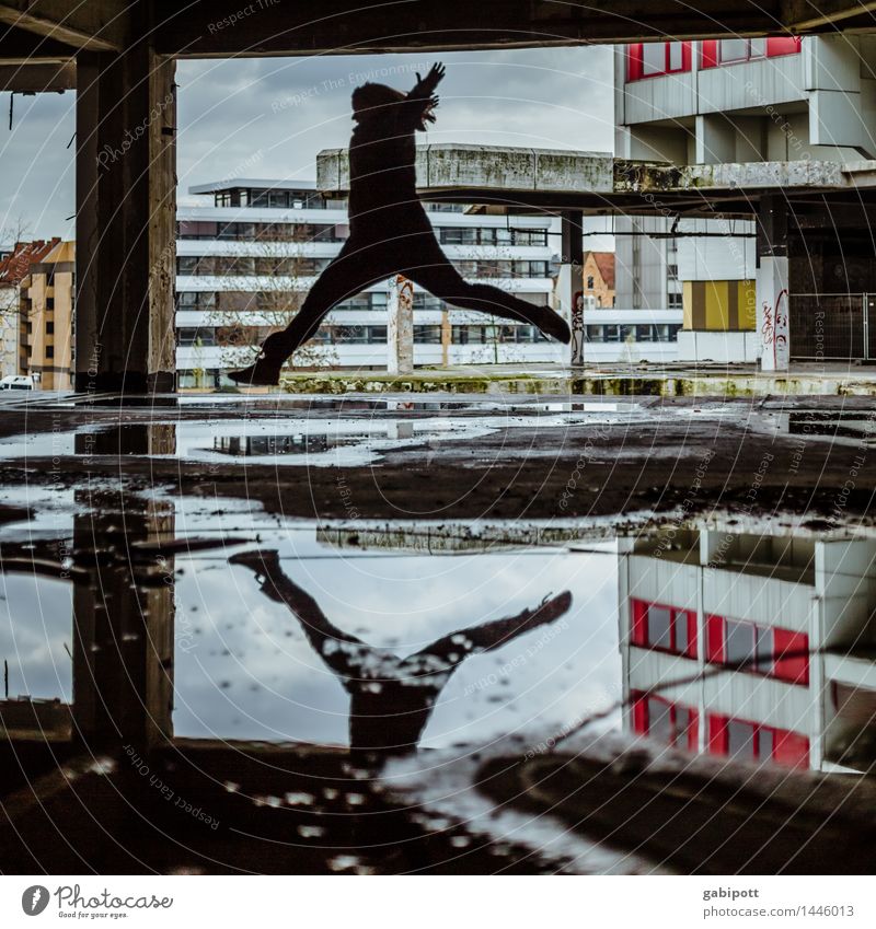 die fliegende andrea Mensch Ihme-Zentrum Hannover Stadt Haus Industrieanlage Ruine Bauwerk Gebäude Architektur Straße Lebensfreude Leichtigkeit Stress