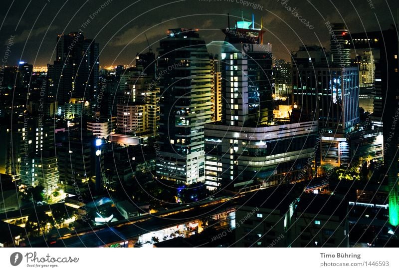 Skyline Bangkok bei Nacht Stadt Hauptstadt Hafenstadt Stadtzentrum Altstadt Fußgängerzone bevölkert überbevölkert Menschenleer Haus Hochhaus Bankgebäude