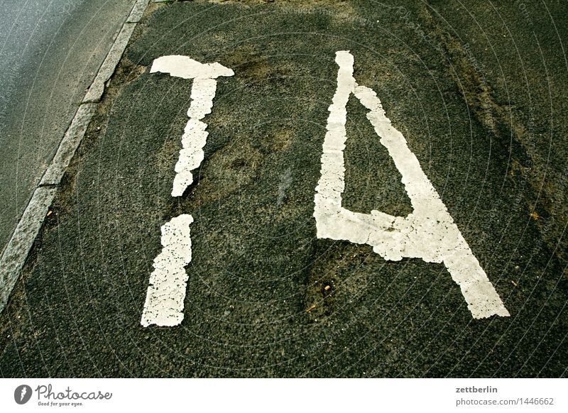 TA Taxi Parkplatz Schriftzeichen schreiben Typographie Buchstaben Asphalt Berlin Stadt Stadtleben Verkehr Straßenverkehr Güterverkehr & Logistik Personenverkehr