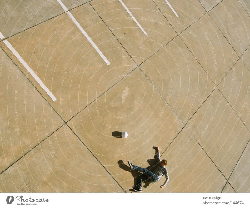 URBAN GAMES pt.V Beton hart kalt Sport Spielen Körperspannung Freizeit & Hobby Linie Streifen Muster Rhythmus Ordnung parken Parkplatz Parkdeck Parkhaus leer