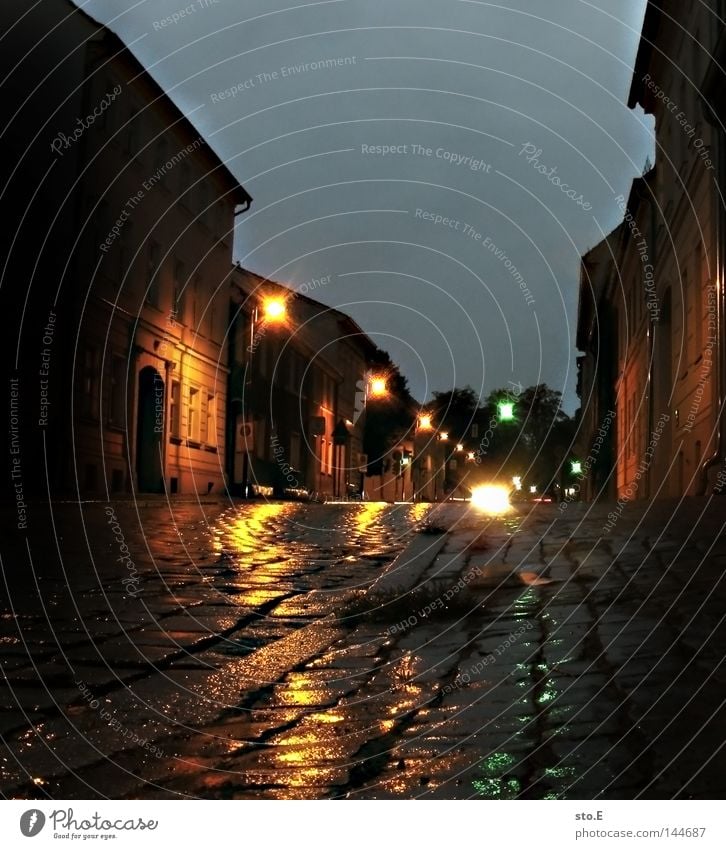 streets of altlandsberg Stadt Gebäude dunkel trist Regen nass Reflexion & Spiegelung Licht Kunstlicht Ampel Straßenverkehrsordnung Verkehr Fahrzeug erleuchten