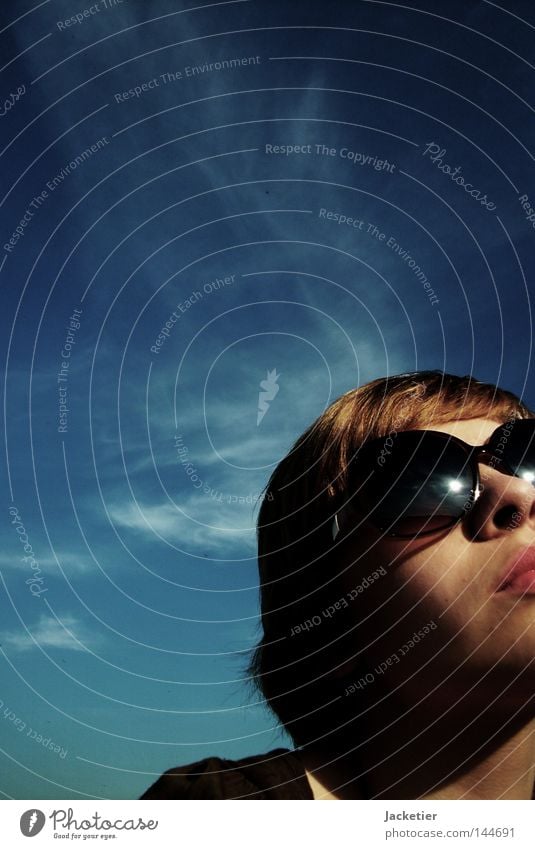 Der Sonne entgegen. Wolken Sommer Fräulein Frau Lippen Nasenloch Wange Kleid Kurzhaarschnitt Sonnenbrille Brille blond Luft Himmel Schleierwolken Gefühle Glück