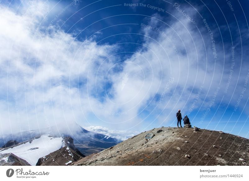 lonely at the top Mensch Leben 2 Natur Landschaft Wolken Wetter Schönes Wetter Felsen Gipfel Schneebedeckte Gipfel Gletscher Vulkan stehen blau braun