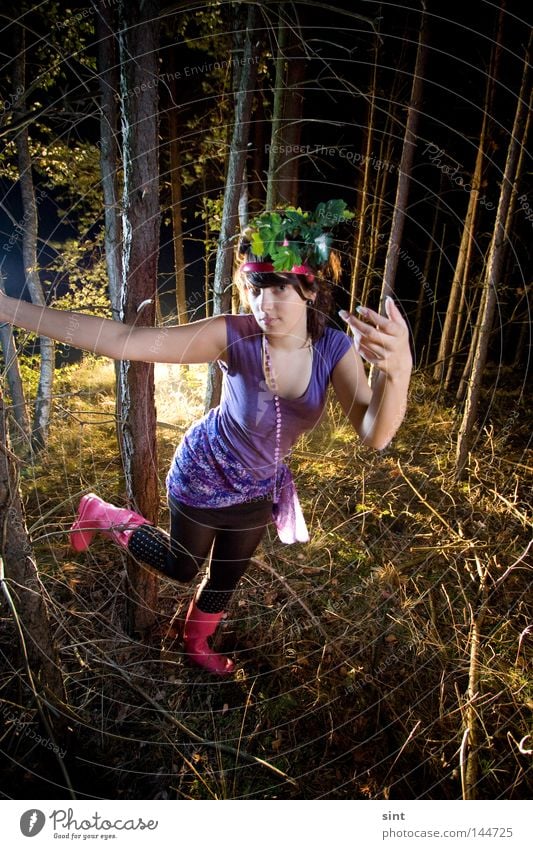 holla die waldfee Freude obskur dunkel nacht licht Blitz Wald Gebühr Waldgebühr Frau mädchen Gummistiefel Stiefel digital Sint tannen Blätter lila Aktien ast