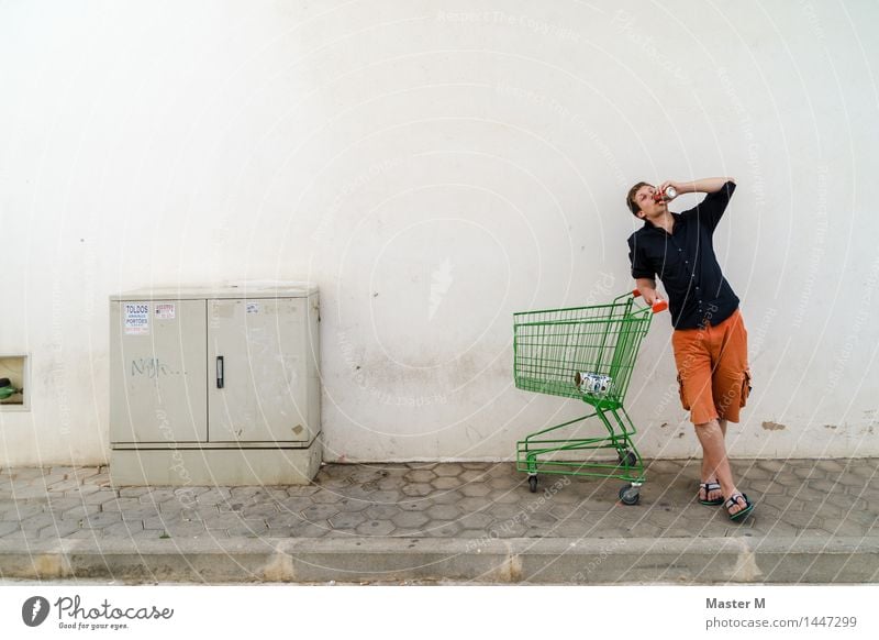 Die Gasse hinunter trinken Bier kaufen Ausflug maskulin Junger Mann Jugendliche 1 Mensch 18-30 Jahre Erwachsene Kleinstadt Mauer Wand Hemd Flipflops stehen