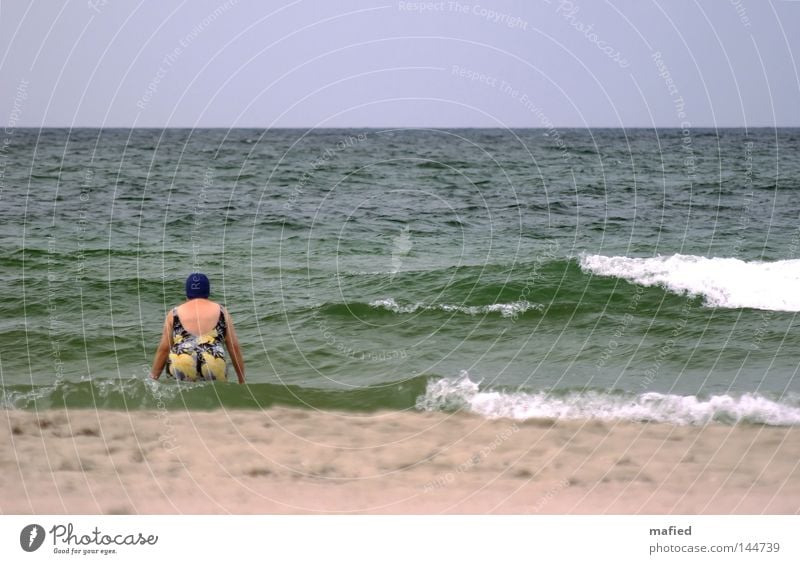 Ende der Badesaison Meer Schwimmen & Baden Ostsee Sommer kalt Wind grau Wellen Wasser blau grün weiß Frau Badekappe Badeanzug frieren Herbst ins wasser gehen