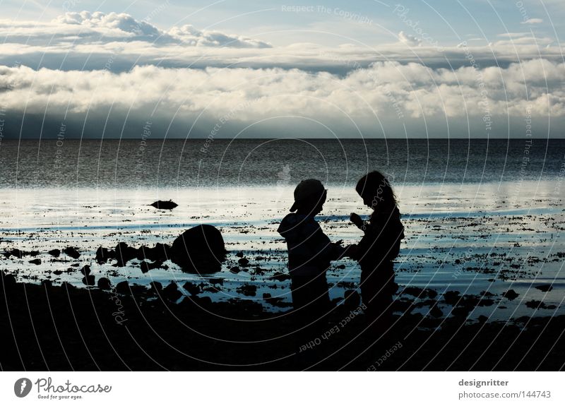 … was ich gefunden habe … Kind Strand Küste Meer See Ostsee Wasser Sand Himmel Wolken Ferien & Urlaub & Reisen Abend Morgen dunkel Dämmerung Mädchen Junge