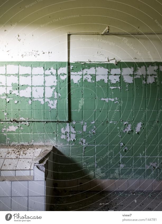 S-Installation Bad Duschraum Sauberkeit alt schließen Zeit vergessen Einsamkeit Fußgängerübergang Handtuch Wäschetrockner Gitter Fenster Lichteinfall Schatten