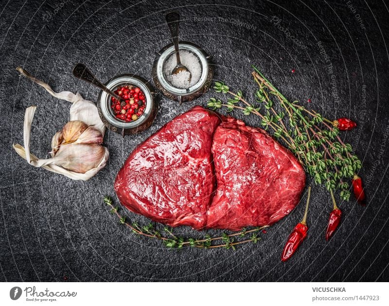 Rohes Fleisch Steak und Zutaten für schmackhafte Küche Lebensmittel Kräuter & Gewürze Ernährung Mittagessen Abendessen Büffet Brunch Geschäftsessen Picknick