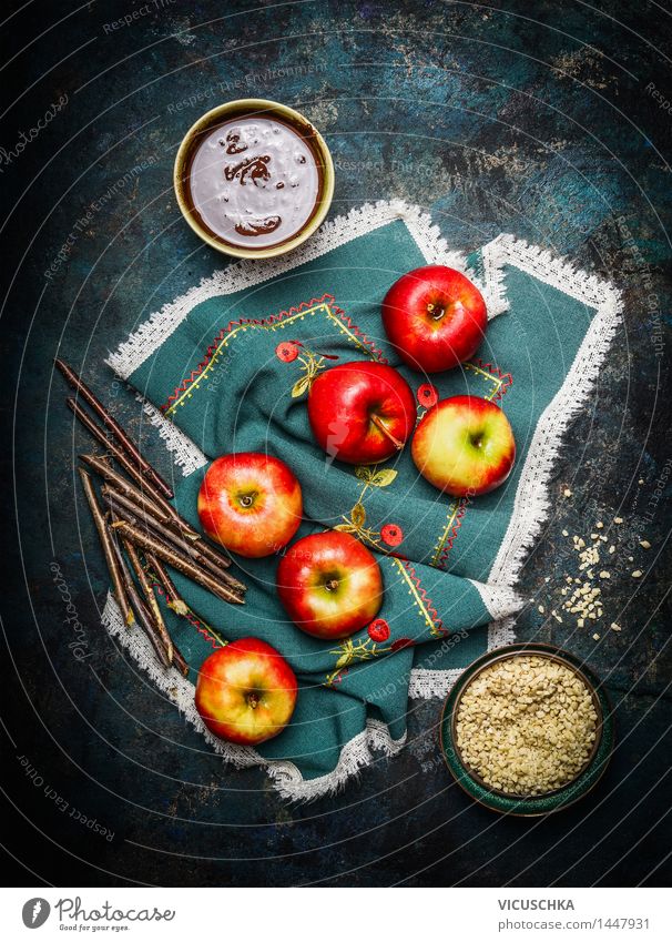 Schokoäpfel machen Lebensmittel Apfel Dessert Süßwaren Schokolade Ernährung Festessen Schalen & Schüsseln Freude Tisch Küche Party Feste & Feiern Erntedankfest