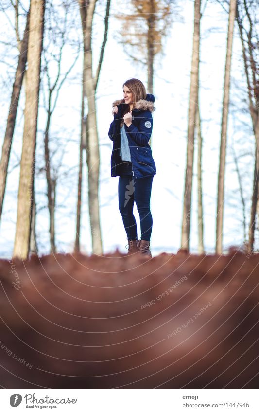 Herbst feminin Junge Frau Jugendliche 1 Mensch 18-30 Jahre Erwachsene Umwelt Natur Schönes Wetter Wald Mode Bekleidung schön dünn Farbfoto Außenaufnahme Tag