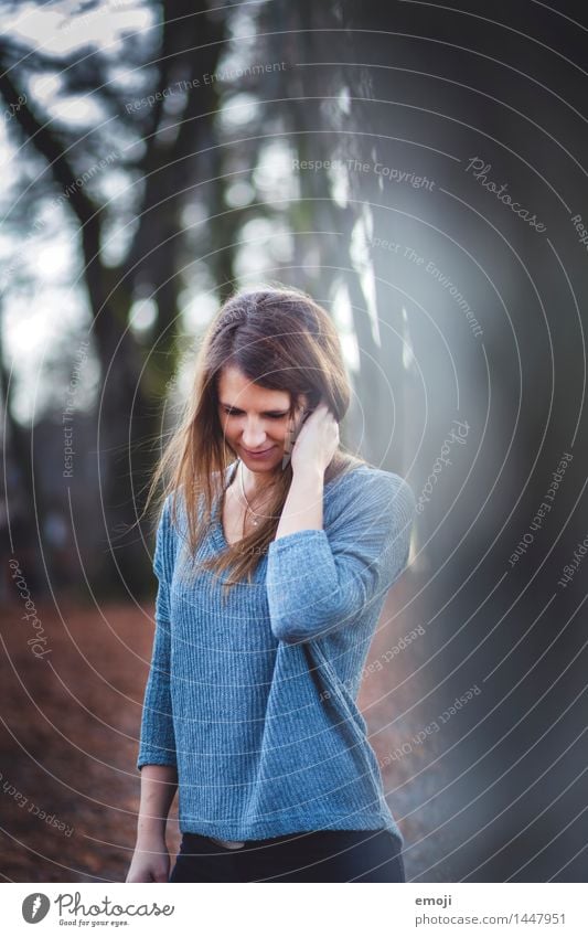 windy feminin Junge Frau Jugendliche 1 Mensch 18-30 Jahre Erwachsene Pullover brünett einzigartig Farbfoto Außenaufnahme Tag Schwache Tiefenschärfe Oberkörper