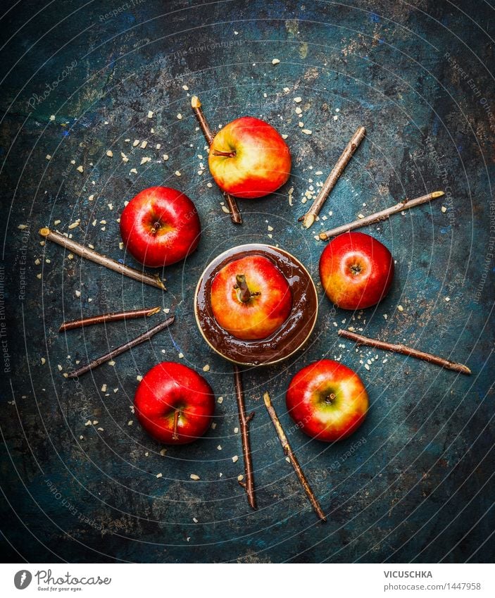 Rote Äpfel mit Schokolade und gehackten Mandeln Lebensmittel Apfel Dessert Süßwaren Ernährung Festessen Schalen & Schüsseln Stil Design Häusliches Leben Tisch