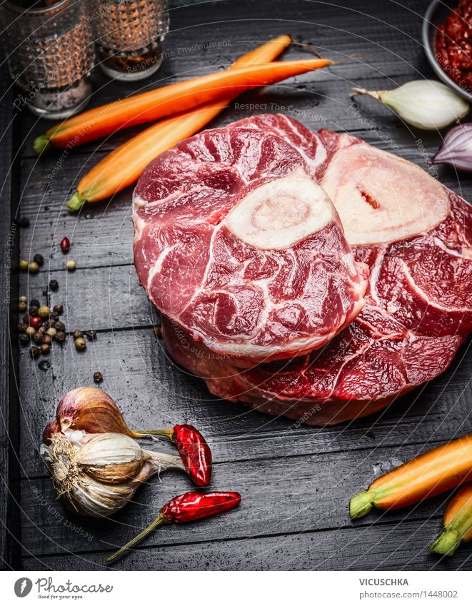 Kalbshaxe Scheiben und Zutaten für Osso Buco Lebensmittel Fleisch Gemüse Kräuter & Gewürze Öl Ernährung Mittagessen Abendessen Festessen Bioprodukte Diät Stil