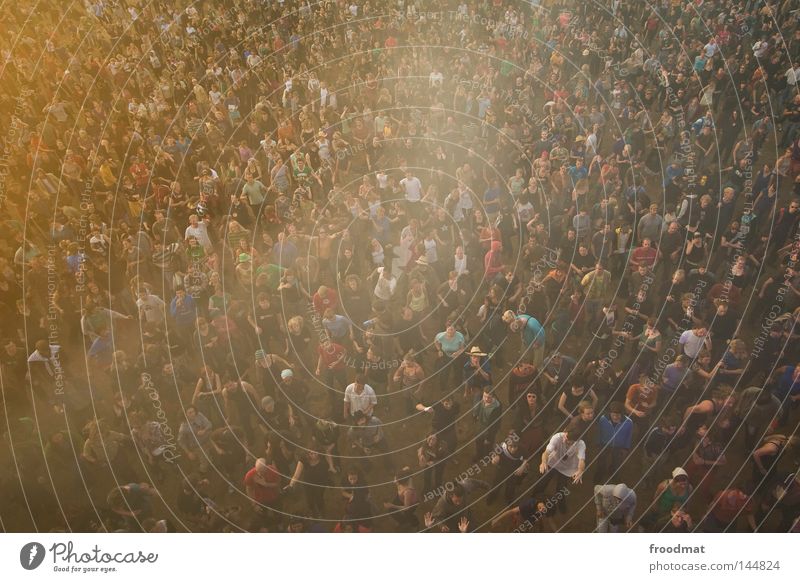 Birdview fog Konzert Vogelperspektive Menschenmenge Nacht Lärz Party mehrere Stimmung Rauschmittel verstrahlt Ausgelassenheit Handzettel Pogo blenden Gegenlicht