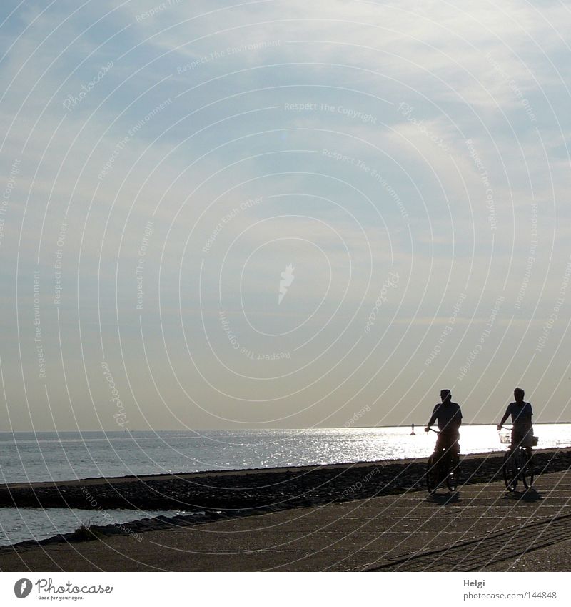 radeln am Meer... Fahrradfahren Rad Reifen Fahrradtour Mensch Paar Mann Arme Beine Hut Korb Fahrradausstattung Nordsee Insel Küste Wasser Abend Sonne Abendsonne