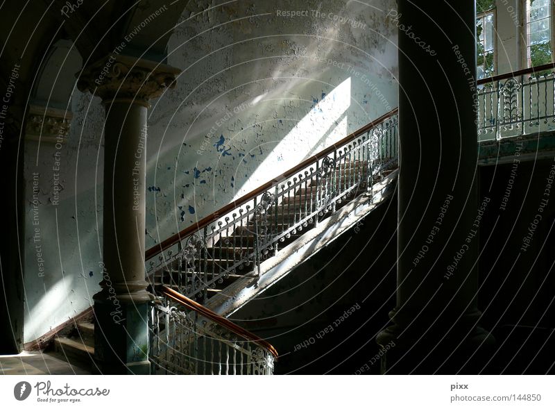 LichtVerhältnisse Schatten Treppe historisch alt Mauer abblättern Farbe Farben und Lacke Flur Jahrhundert Säule Raum Bogen Torbogen Etage unheimlich Gebäude