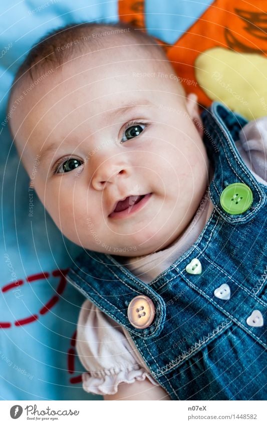 Babyglück Mensch feminin 1 0-12 Monate Lächeln lachen liegen leuchten Fröhlichkeit Glück schön niedlich positiv Zufriedenheit Lebensfreude Freude Kindheit